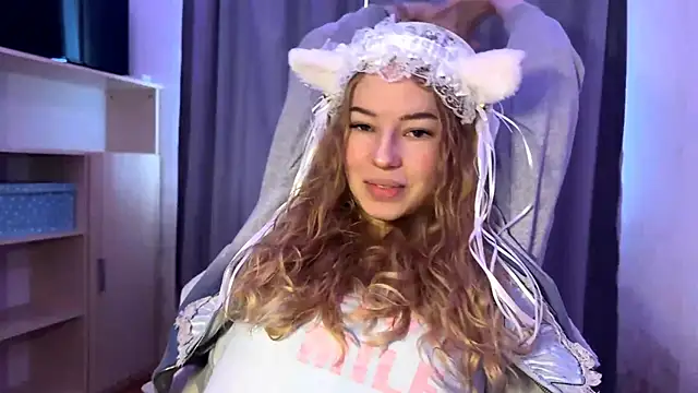 Snapshot of LunaCrave chatting on October 24, 7:27 am LunaCrave online show from October 24, 7:27 am