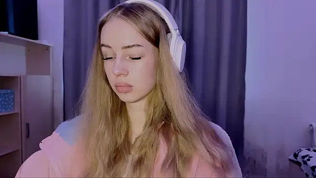 Snapshot of LunaCrave chatting on October 27, 9:35 am LunaCrave online show from October 27, 9:35 am