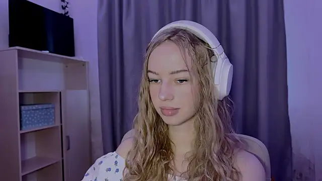 Snapshot of LunaCrave chatting on October 29, 11:56 am LunaCrave online show from October 29, 11:56 am