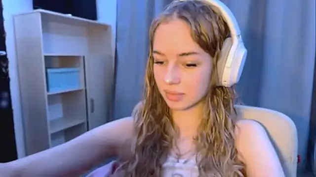 Snapshot of LunaCrave chatting on November 4, 11:20 am LunaCrave online show from November 4, 11:20 am