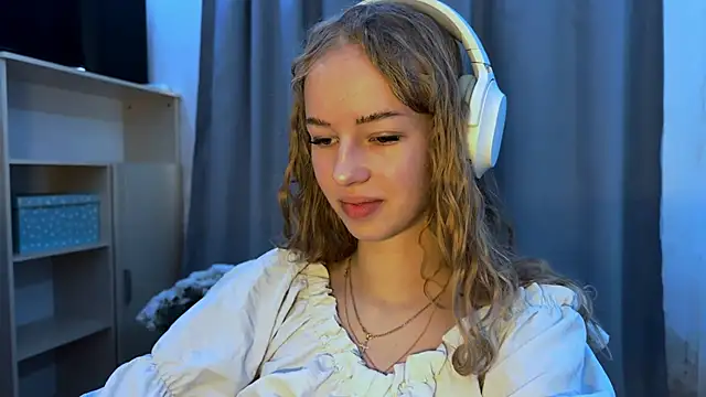 Snapshot of LunaCrave chatting on November 7, 7:19 am LunaCrave online show from November 7, 7:19 am