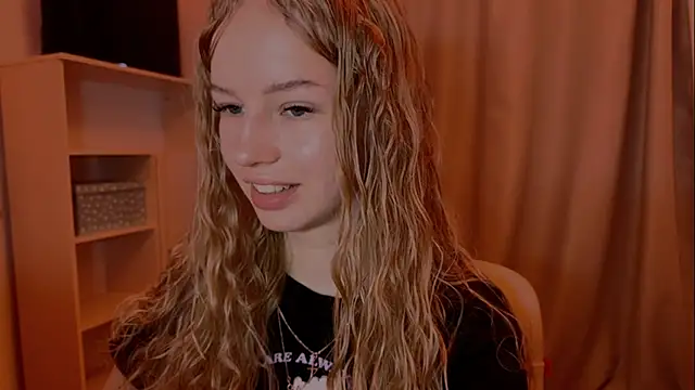 Snapshot of LunaCrave chatting on November 24, 9:09 am LunaCrave online show from November 24, 9:09 am