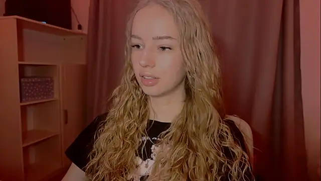 Snapshot of LunaCrave chatting on November 25, 2:17 pm LunaCrave online show from November 25, 2:17 pm