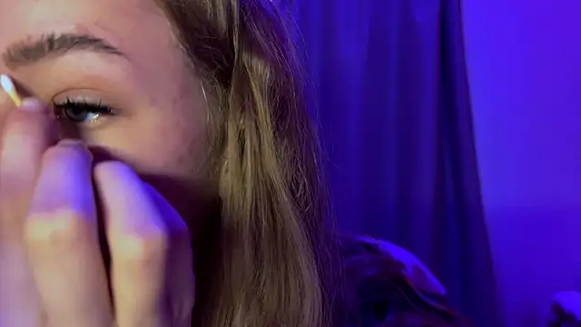 Snapshot of LunaCrave chatting on December 5, 11:08 am LunaCrave online show from December 5, 11:08 am