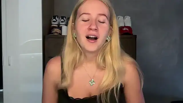 itssosierra online show from April 22, 2:36 am