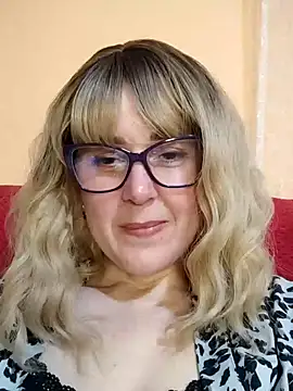 Amelialove42 online show from May 12, 5:21 pm