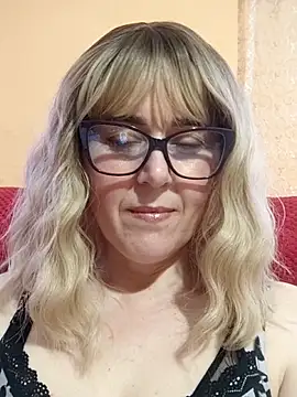 Amelialove42 online show from May 22, 1:06 pm