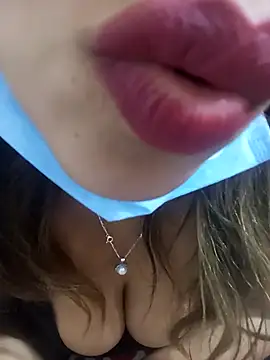 Snapshot of FATIFATIMOROC chatting on February 18, 10:17 pm FATIFATIMOROC online show from February 18, 10:17 pm