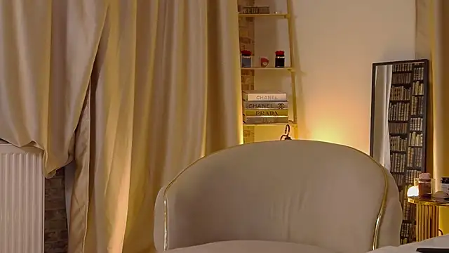 Snapshot of OliviaCart chatting on October 12, 4:33 am OliviaCart online show from October 12, 4:33 am