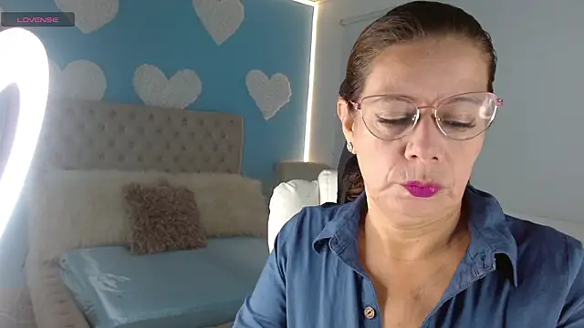 Snapshot of channelsmith_55 chatting on December 22, 1:19 pm channelsmith 55 online show from December 22, 1:19 pm