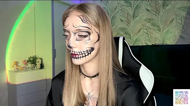 Snapshot of EvaPeace chatting on October 31, 4:19 pm EvaPeace online show from October 31, 4:19 pm