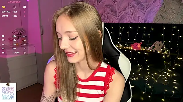 Snapshot of EvaPeace chatting on December 2, 7:20 pm EvaPeace online show from December 2, 7:20 pm