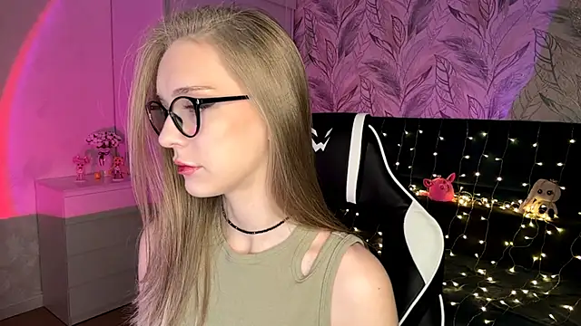 Snapshot of EvaPeace chatting on December 3, 7:23 pm EvaPeace online show from December 3, 7:23 pm