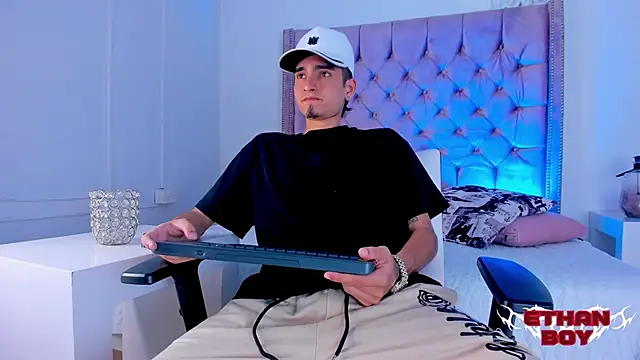 Snapshot of Ethan_Boy_ chatting on November 28, 9:06 pm Ethan Boy online show from November 28, 9:06 pm