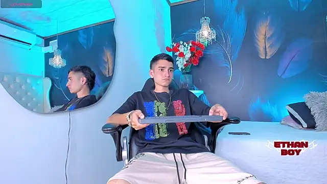 Snapshot of Ethan_Boy_ chatting on December 16, 8:36 pm Ethan Boy online show from December 16, 8:36 pm