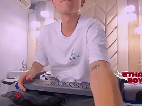 Snapshot of Ethan_Boy_ chatting on February 2, 8:29 pm Ethan Boy online show from February 2, 8:29 pm