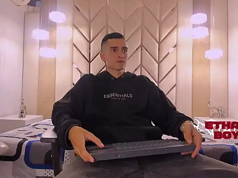 Snapshot of Ethan_Boy_ chatting on February 4, 8:14 pm Ethan Boy online show from February 4, 8:14 pm