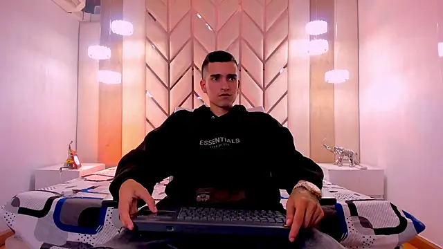 Snapshot of Ethan_Boy_ chatting on February 6, 8:01 pm Ethan Boy online show from February 6, 8:01 pm