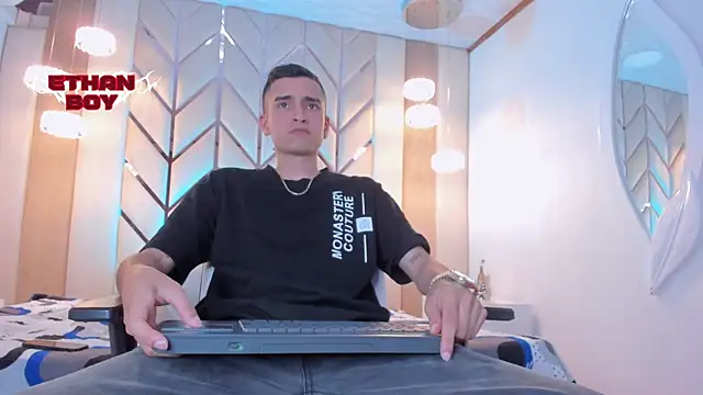 Snapshot of Ethan_Boy_ chatting on February 16, 8:27 pm Ethan Boy online show from February 16, 8:27 pm