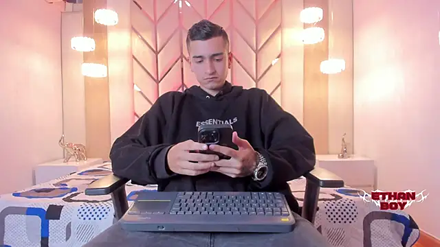 Snapshot of Ethan_Boy_ chatting on February 19, 8:16 pm Ethan Boy online show from February 19, 8:16 pm