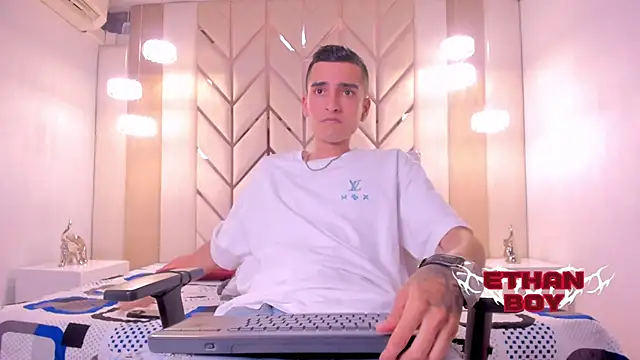 Snapshot of Ethan_Boy_ chatting on March 3, 9:21 pm Ethan Boy online show from March 3, 9:21 pm