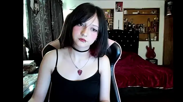 Maki Zein  online show from April 14, 9:32 pm