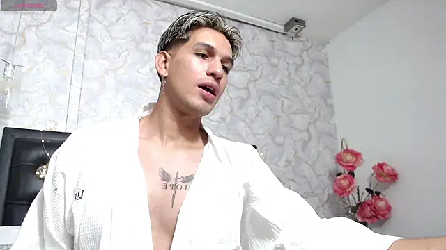 Snapshot of MathiasTaylorr chatting on October 25, 3:58 am MathiasTaylorr online show from October 25, 3:58 am