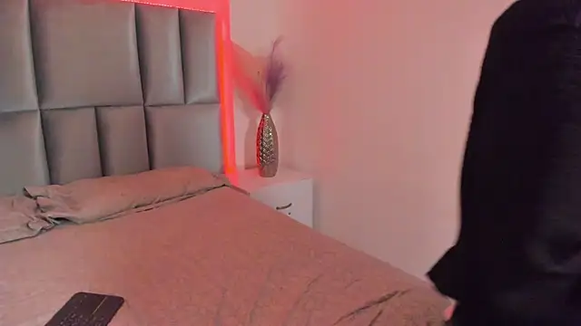 Snapshot of HollyPeach chatting on November 2, 4:20 pm HollyPeach online show from November 2, 4:20 pm