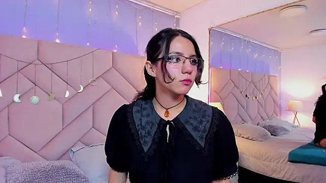 Snapshot of HollyPeach chatting on November 5, 7:58 pm HollyPeach online show from November 5, 7:58 pm