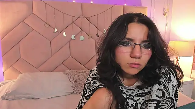 Snapshot of HollyPeach chatting on November 7, 8:36 am HollyPeach online show from November 7, 8:36 am