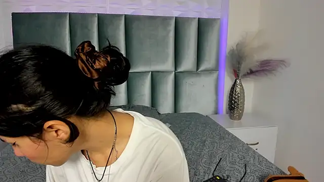 Snapshot of HollyPeach chatting on November 25, 7:47 pm HollyPeach online show from November 25, 7:47 pm