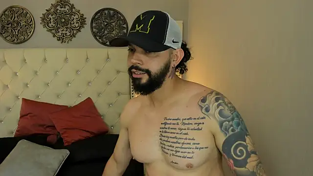 Snapshot of AlukardBig chatting on October 16, 8:10 pm AlukardBig online show from October 16, 8:10 pm