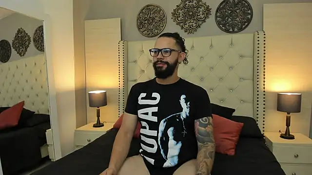 Snapshot of AlukardBig chatting on October 18, 9:04 pm AlukardBig online show from October 18, 9:04 pm