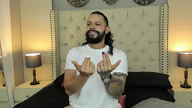 Snapshot of AlukardBig chatting on October 29, 8:32 pm AlukardBig online show from October 29, 8:32 pm