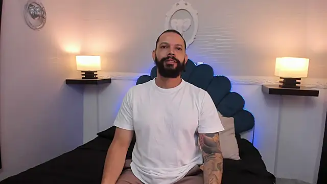 Snapshot of AlukardBig chatting on November 6, 1:01 pm AlukardBig online show from November 6, 1:01 pm