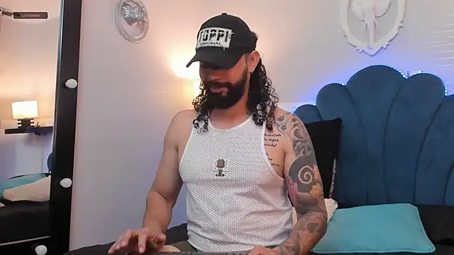 Snapshot of AlukardBig chatting on December 5, 1:31 pm AlukardBig online show from December 5, 1:31 pm