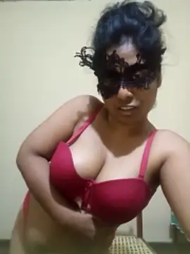 Expose Queen online show from December 14, 4:34 pm