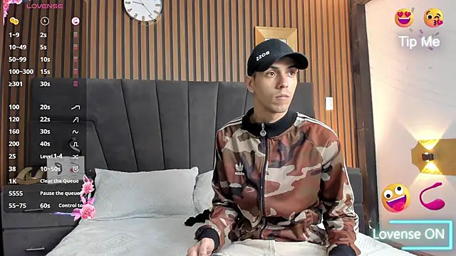 DerryAndIzzy online show from October 25, 3:58 am