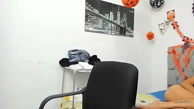 Snapshot of Sofi_And_Santy chatting on November 8, 1:50 am Sofi And Santy online show from November 8, 1:50 am