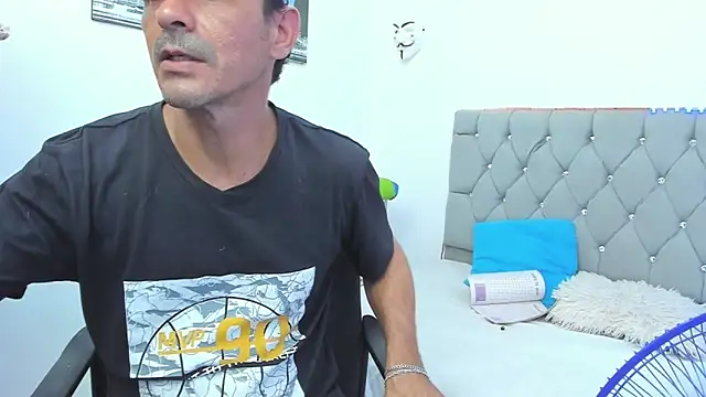 Snapshot of Sofi_And_Santy chatting on November 23, 12:10 am Sofi And Santy online show from November 23, 12:10 am