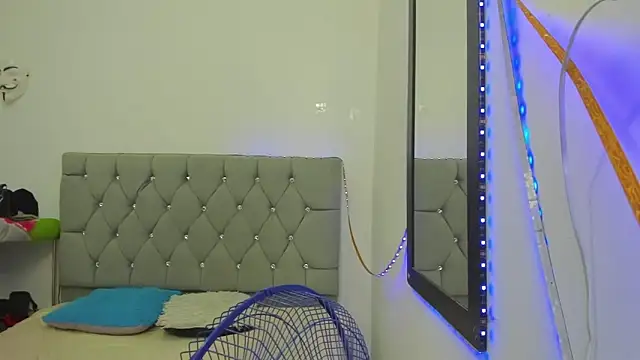 Snapshot of Sofi_And_Santy chatting on November 28, 1:08 am Sofi And Santy online show from November 28, 1:08 am