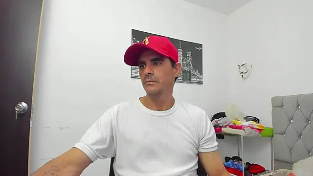 Snapshot of Sofi_And_Santy chatting on November 29, 12:46 am Sofi And Santy online show from November 29, 12:46 am