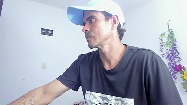 Snapshot of Sofi_And_Santy chatting on December 3, 1:24 am Sofi And Santy online show from December 3, 1:24 am