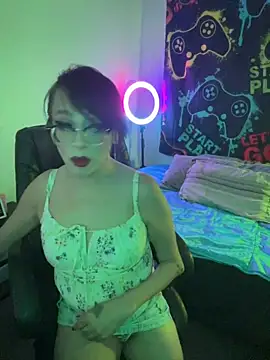 Snapshot of MiniMonroe chatting on October 19, 10:38 am MiniMonroe online show from October 19, 10:38 am