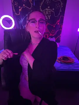 Snapshot of MiniMonroe chatting on October 20, 8:37 am MiniMonroe online show from October 20, 8:37 am