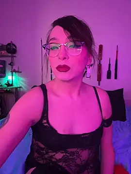 Snapshot of MiniMonroe chatting on November 15, 11:29 am MiniMonroe online show from November 15, 11:29 am