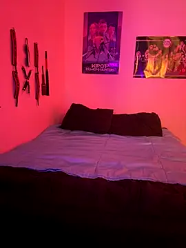 Snapshot of MiniMonroe chatting on December 5, 12:03 pm MiniMonroe online show from December 5, 12:03 pm