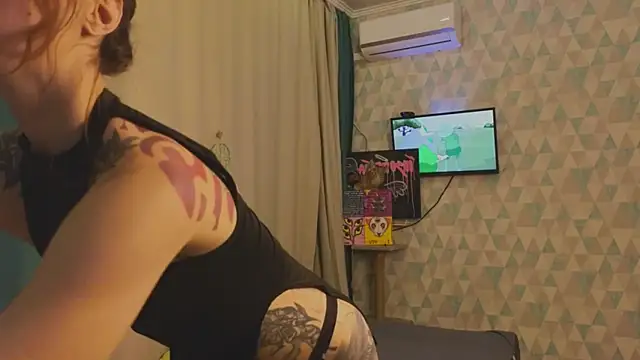 Snapshot of Domestic_Bitch chatting on October 26, 10:43 am Domestic Bitch online show from October 26, 10:43 am