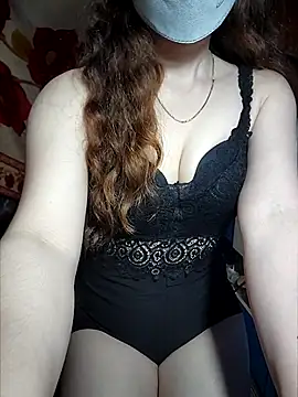 Snapshot of LeanaLy chatting on October 16, 2:45 am LeanaLy online show from October 16, 2:45 am