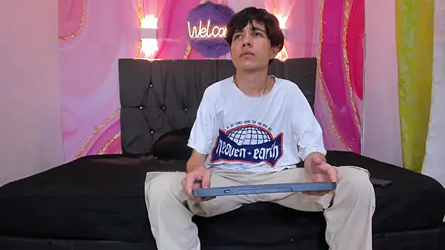 Horny Young Boys online show from October 17, 6:32 pm